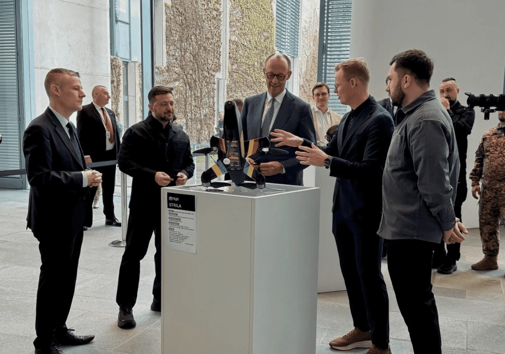 Quantum Systems Showcases Drone Technology to German and Ukrainian Leaders – Tumisang Bogwasi German and Ukrainian leaders view a Quantum Systems drone display while company representatives explain the technology during an official visit.